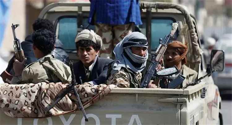 مصدر ميداني: الحوثيون يستأنفون حشد تعزيزاتهم في تعز بعد تغيير أسلوب تحركاتهم خشية الغارات الجوية