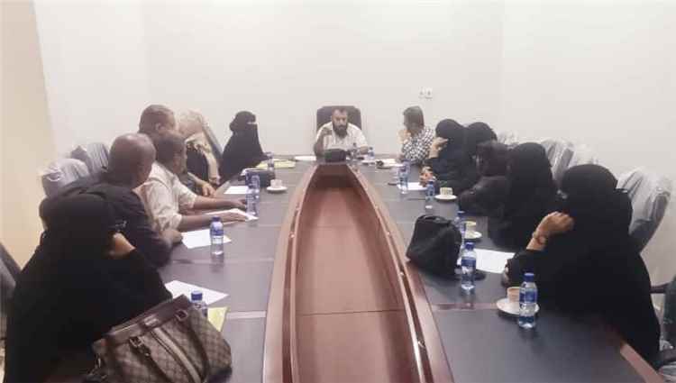 مدير عام مديرية التواهي يستعرض مخرجات لجنة تنظيم العمل بمركز الفتح الطبي