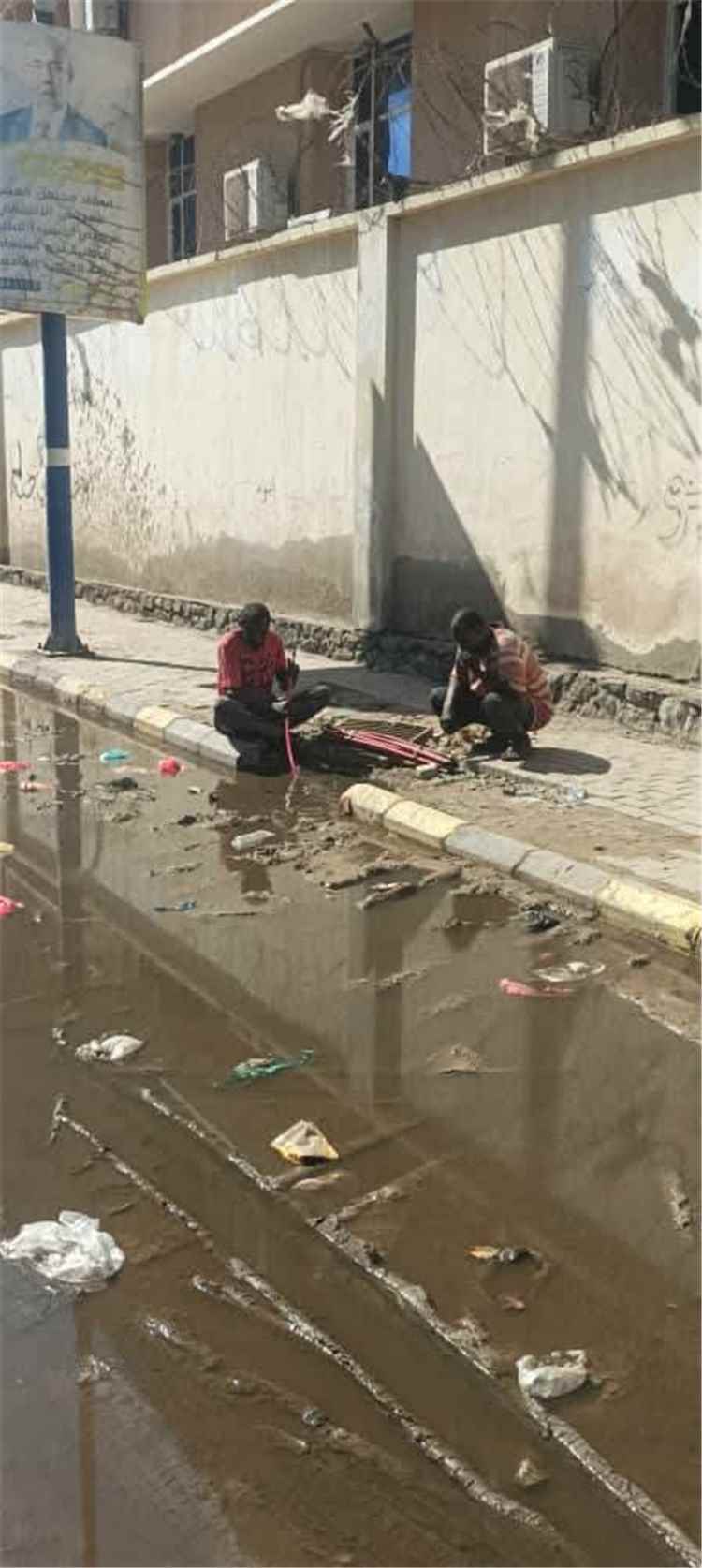 استمرار أعمال صيانة وتنظيف شبكات الصرف الصحي في مديرية التواهي
