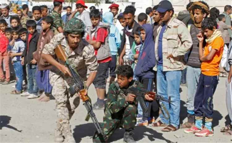 القرشي: الحوثيون يوسّعون تجنيد الأطفال والمراكز الصيفية تكرّس الطائفية والعنف