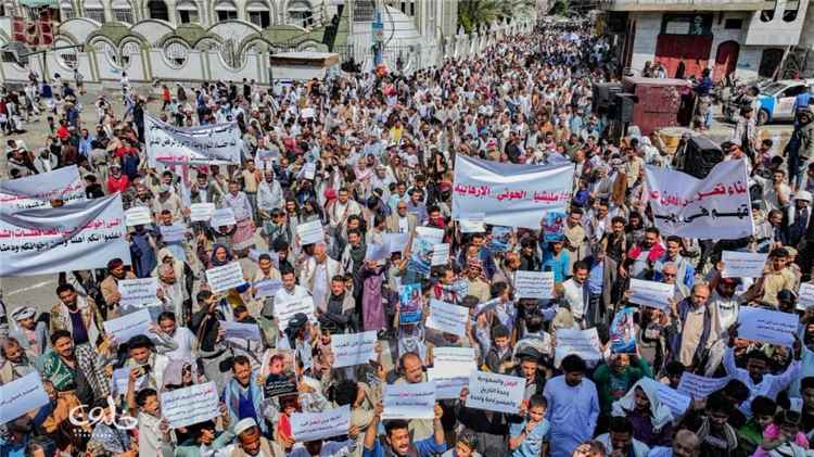 تعز تحتشد ضد الحصار وتطالب بتحرك دولي لفتح الطرق وتعلن تضامنها مع السعودية