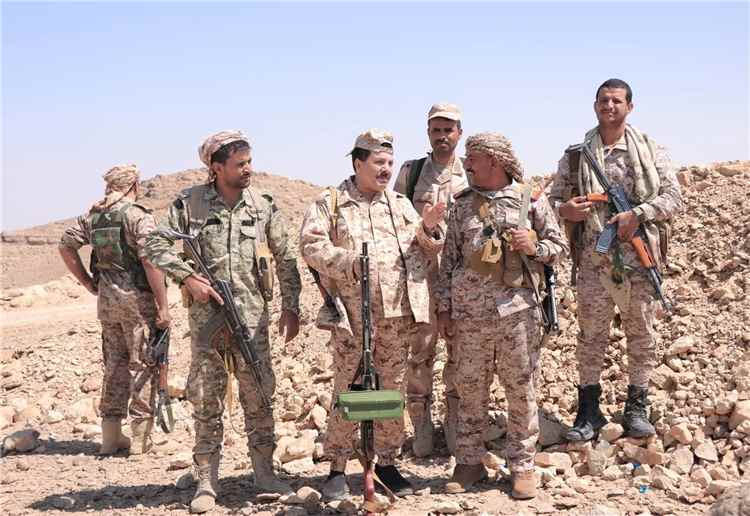 محافظ ذمار يزور الجبهة الجنوبية بمأرب ويؤكد إسناد معركة فجر اليمن