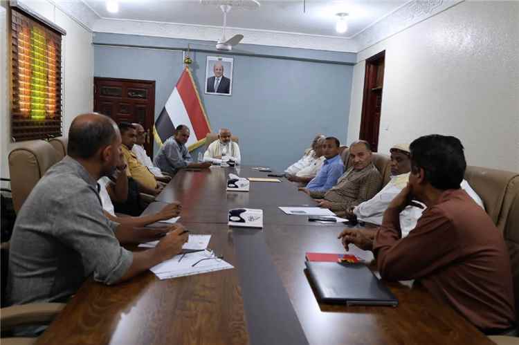 محافظ الحديدة يوجه بصرف مساعدات نقدية لألف أسرة نازحة إضافية
