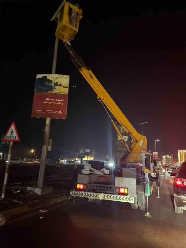 بتوجيهات المحافظ شيخ.. أشغال عدن يواصل إستكمال إنارة خط الرئيس عبدربه منصور بالطاقة الشمسية