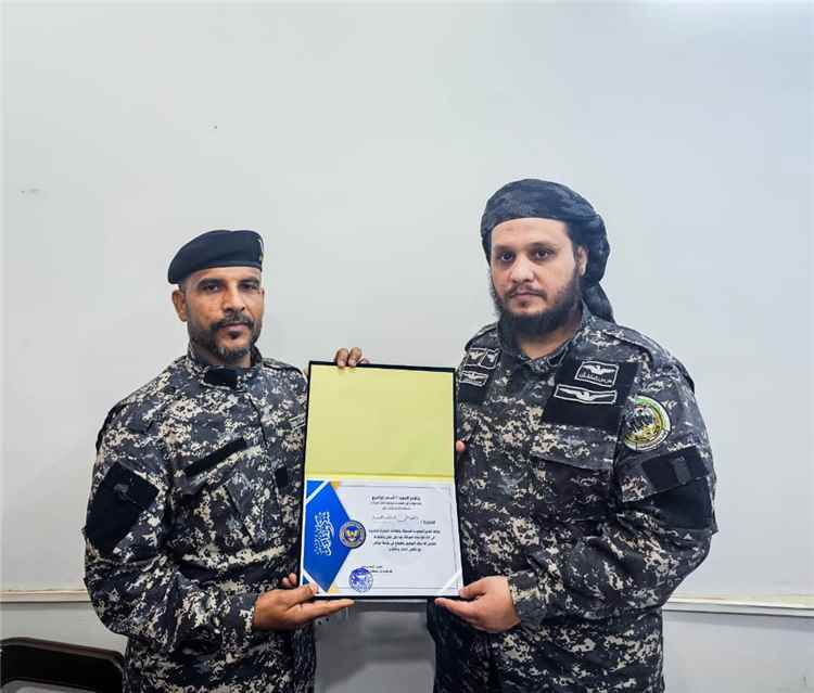 قائد قوات أمن المنشآت يكرم عدد من ضباط المواقع الأمنية