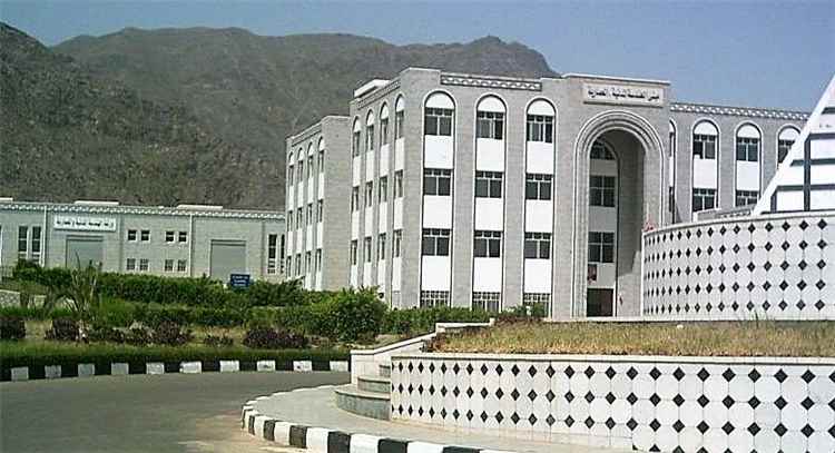 جامعة تعز تعلق الدراسة والامتحانات في فرع التربة عقب اختطاف طلاب داخل الحرم الجامعي