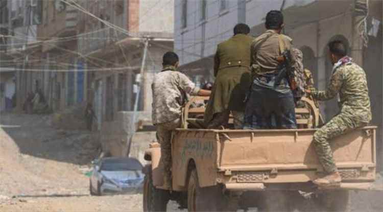 العمالقة تحبط هجوماً حوثياً واسعاً جنوب تعز.. وغارات جوية تستهدف مواقع الميليشيات