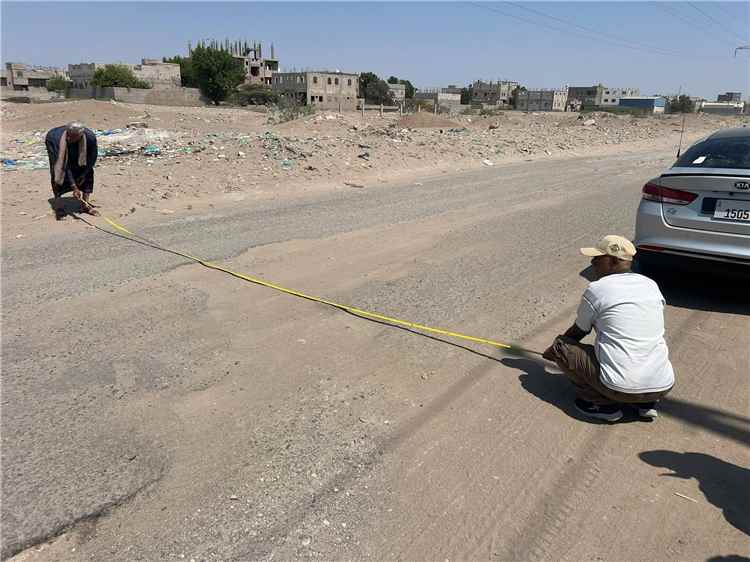 القائم بأعمال مدير مكتب الأشغال العامة والطرق بلحج يعاين طريق بئر ناصر بمديرية تبن تمهيدًا لإعداد دراسة لإعادة سفلتته