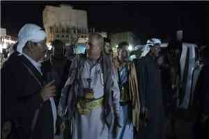 وكيل أول محافظة تعز يتفقد ليلًا المناطق المحيطة بجبهتي المطار القديم والدفاع الجوي