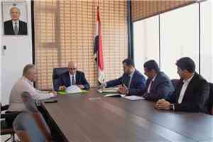 الشرجبي يوقّع اتفاقية تنفيذ عدد من المشروعات لتعزيز أنظمة المياه في مدينة تعز .
