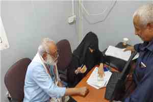 اللجان المجتمعية بمديرية التواهي تدشن توزيع المساعدات للأسر النازحة من مناطق الحرب في شمال البلاد