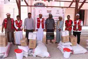 الهلال الأحمر اليمني بالمهرة يوزّع مساعدات غذائية ومواد إيواء لـ119 أسرة نازحة متضررة من النزاع المسلح