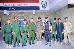 مدير عام الشرطة يزور شرطة مديرية صبر الموادم ويدشن توزيع الوجبات الليلية الشتوية