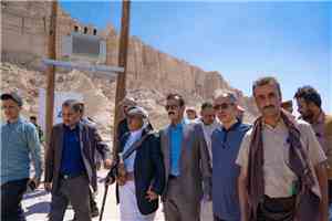 محافظ شبوة يفتتح مشروع مياه ويناقش تعزيز قدرات الحقول ويطلع على اوضاع العملية التعليمية