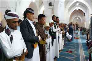 محافظ تعز يؤدي صلاة الجمعة في مسجد المظفر بمدينة تعز
