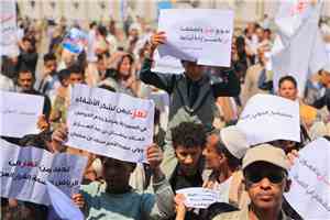 وقفة حاشدة في تعز تؤكد وحدة الصف وتطالب بموقف أممي لفك الحصار وفتح الطرقات وتجدد التضامن مع السعودية
