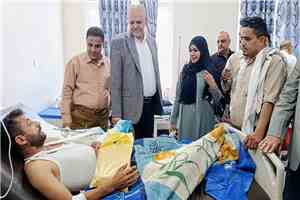 محافظ تعز يتفقد جرحى القوات المسلحة في مستشفيات المحافظة