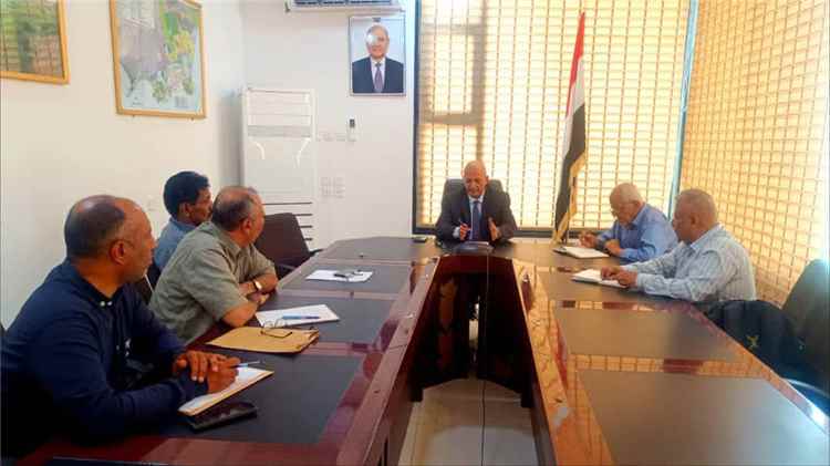 وزير المياه والبيئة يناقش أوضاع مشاريع الصرف الصحي في سيئون وتريم