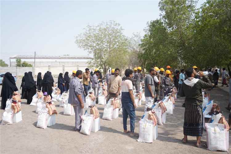 برعاية وتوجيهات المحافظ "الحالمي"  .. توزيع 2000 سلة غذائية في لحج لذوي الاحتياجات الخاصة والكوادر التعليمية المتعاقدة والمتطوعة