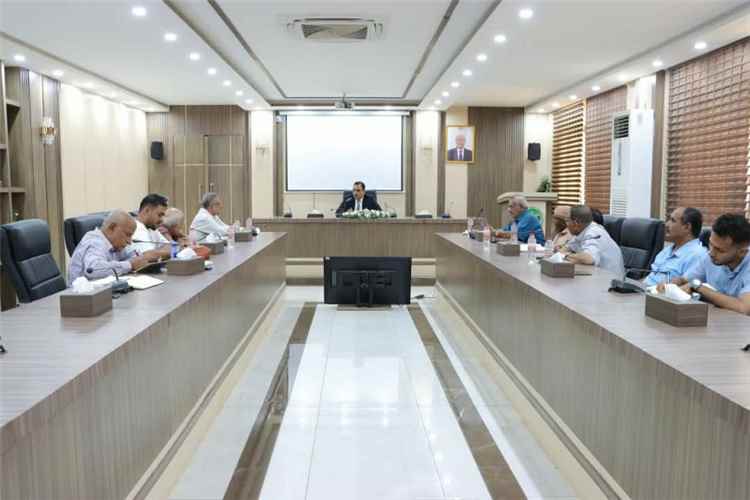 الوزير السقطري يرأس اجتماع المجلس الاستشاري للبذور ويلتقي مزارعة يمنية اختيرت ضمن قائمة 100 امرأة ملهمة عالميا