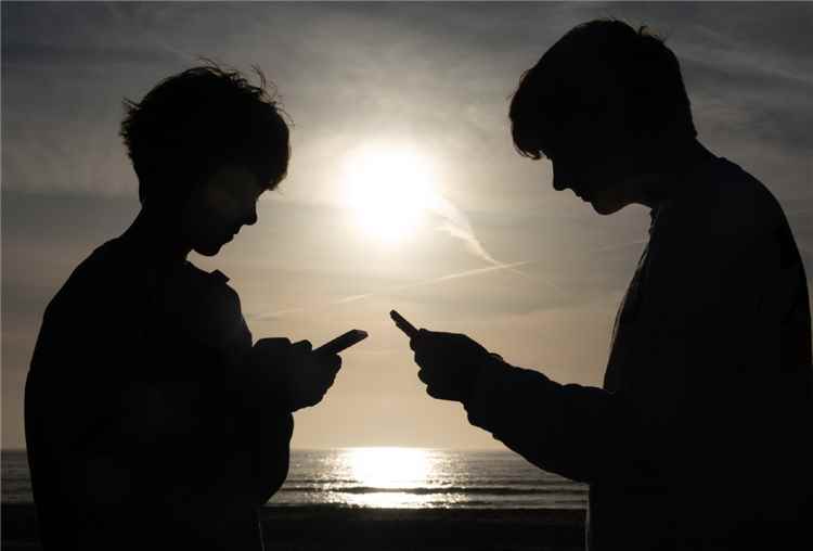 تأثير الاستخدام المبكر لوسائل التواصل الاجتماعي على الصحة النفسية للمراهقين