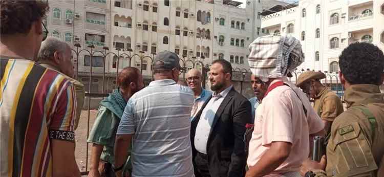 اليزيدي يواصل إشرافه الميداني على حملة النظافة الشاملة ويوجه بإعادة تأهيل حديقة الحي التجاري بالمنصورة