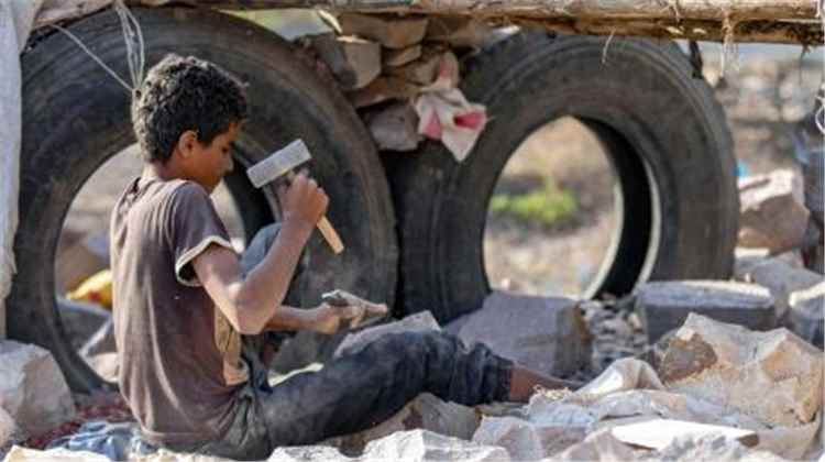 الفقر يطرد أطفال اليمن من المدارس ويدفعهم إلى سوق العمل