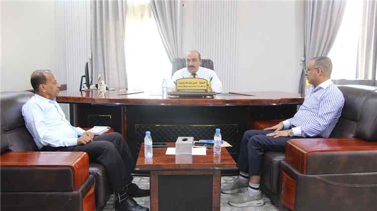 مدير تربية ساحل حضرموت يلتقي الرئيس التنفيذي لشركة عالم الأعمال لبحث سبل تنفيذ برنامج "التعليم المصاحب"