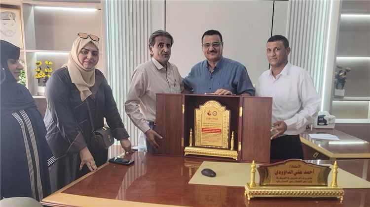 مدير عام البريقة يتسلم درعاٌ تكريمياٌ من إدارة مكتب التربية والتعليم بمديرية المنصورة