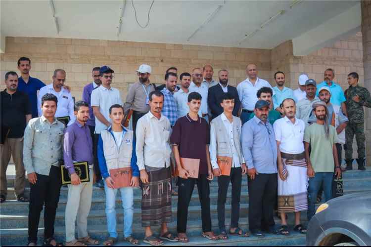 محافظ الضالع يختتم المخيم الطبي المجاني للعيون ويكرم الطواقم المشاركة