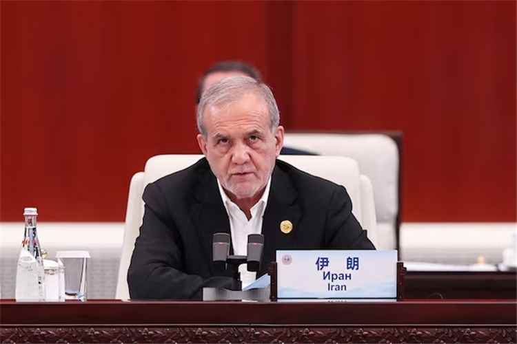 بزشكيان: إيران سترد بالمثل إذا التزمت أمريكا بالاتفاق المؤقت