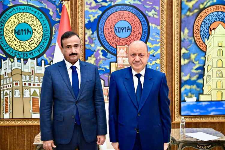 رئيس مجلس القيادة يطلع من محافظ شبوة على الأوضاع في المحافظة ومستوى الجاهزية في الجبهات