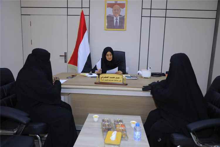 وكيلة حضرموت لشؤون المرأة تلتقي مديرة دائرة تنمية المرأة بتريم وتؤكد دعم برامج تمكين المرأة