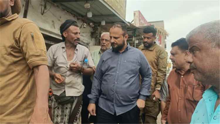 صناعة المنصورة بعدن يشارك في حملة ميدانية شاملة بشارع السجن ويُحرر مخالفات لـ "ملاحم" غير ملتزمة بالإشهار السعري
