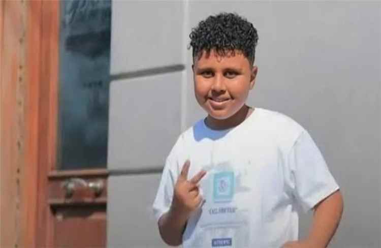 احتفاء مصري بطفل أنقذ حياة والده من موت محقق