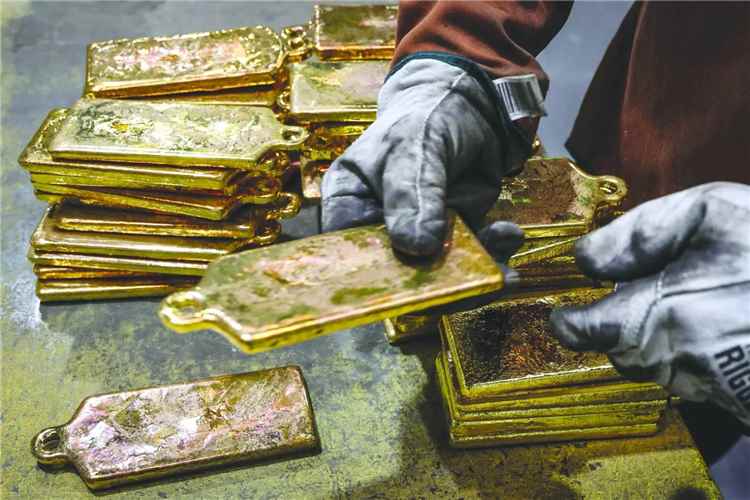 الذهب يرتد بأكثر من 1 % مع تراجع الدولار وعوائد السندات عن أعلى مستوياتها
