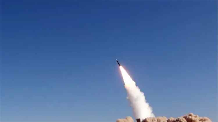 أول تعليق حوثي على استهداف الساحل الغربي بـ14 صاروخاً باليستياً