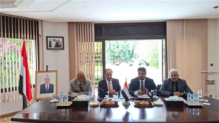 وزير التعليم الفني والتدريب المهني يزور سفارة اليمن بالرباط