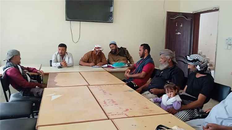 اجتماع يناقش أوضاع التعليم في مدرسة الشهيد محمد عبدالله للبنين بيافع سرار