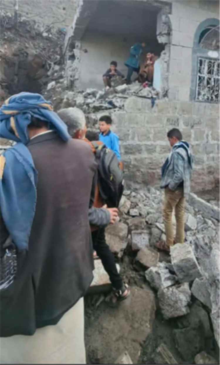 ضحايا بينهم نساء وأطفال وتدمير 5 منازل إثر سقوط صاروخ باليستي حوثي على قرية في إب