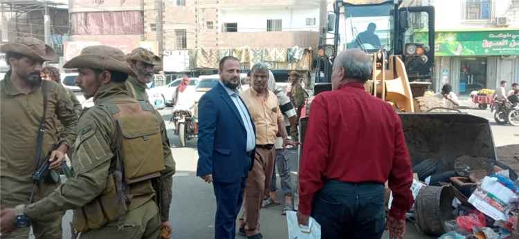 عدن.. اليزيدي يشرف ميدانيا على حملة واسعة لإزالة العوائق حول السوق المركزي وشارع السجن بالمنصورة