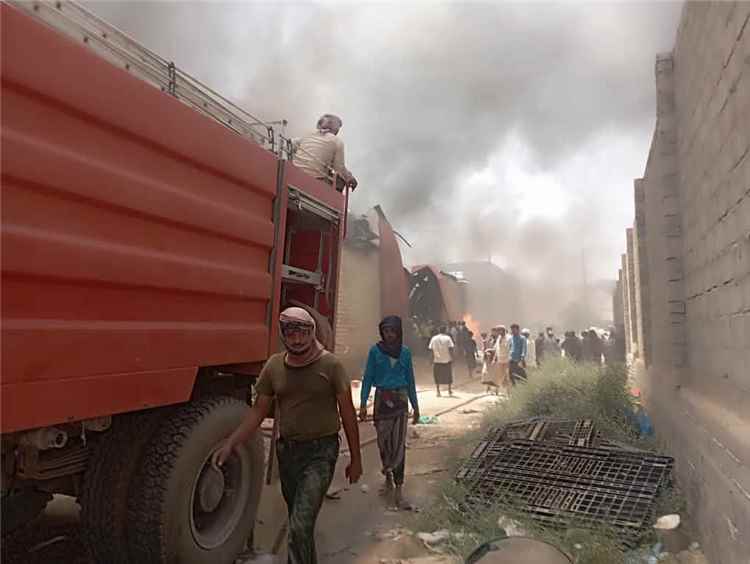الدفاع المدني بالتعاون مع المواطنين يخمد حريقاً اندلع في مصنع للبلاستيك بمديرية تريم