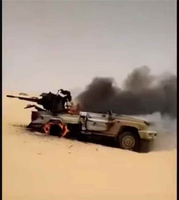 احتراق آليات وأطقم حوثية في صحراء الجوف عقب السيطرة على مواقع للجماعة
