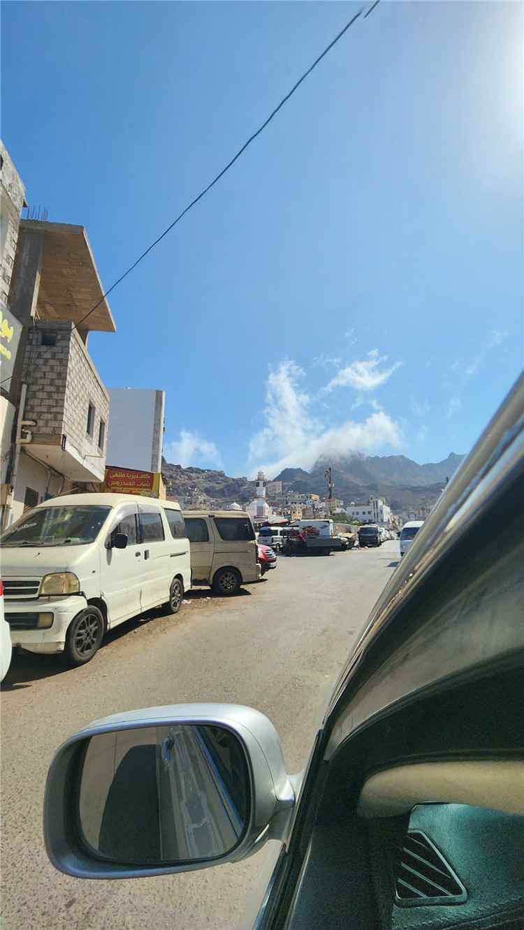 عاجل :حريق يندلع في محيط قصر معاشيق بالعاصمة المؤقتة عدن