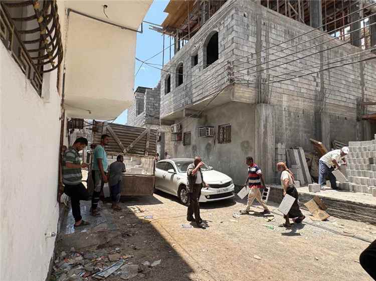 ضبط مواد بناء مخالفة لاستحداث بناء عشوائي في منطقة اللسان بمديرية صيرة بعدن