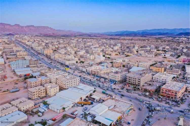 مقتل صومالي وإصابة جنديين بانفجار عبوة ناسفة استهدفت طقمًا لدرع الوطن في عتق