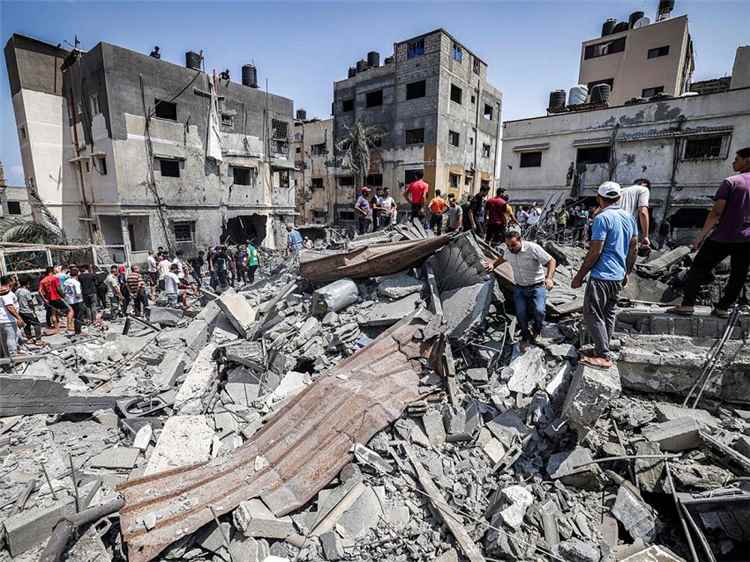 استشهاد ثلاثة فلسطينيين وإصابة آخرين بنيران الاحتلال في شمال ووسط قطاع غزة