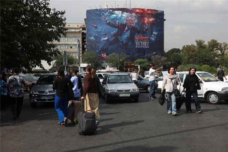 رويترز:إيران تهدد أمريكا بصواريخ و"حرب اقتصادية" والحوثيون يهاجمون السعودية