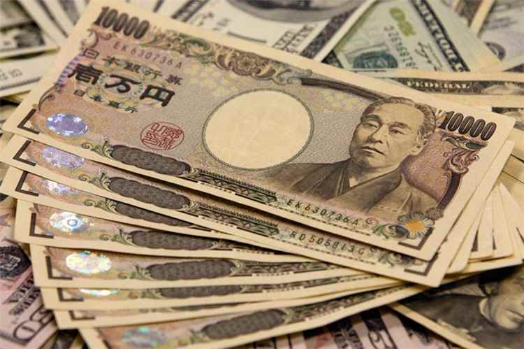 الين يرتفع الى أعلى مستوى في 7 أشهر والدولار يتراجع