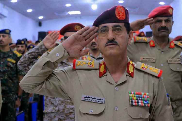 منتسبو المنطقة العسكرية الرابعة يشكون خصميات من مرتباتهم ويناشدون وزير الدفاع
